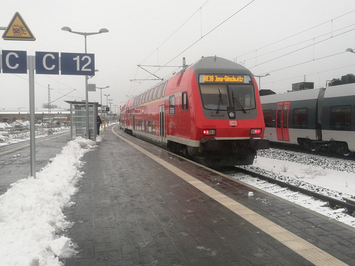 RE18 mit ziel Jena-Gschwitz im Bahnhof Halle (Saale) Hbf am 26.1.19