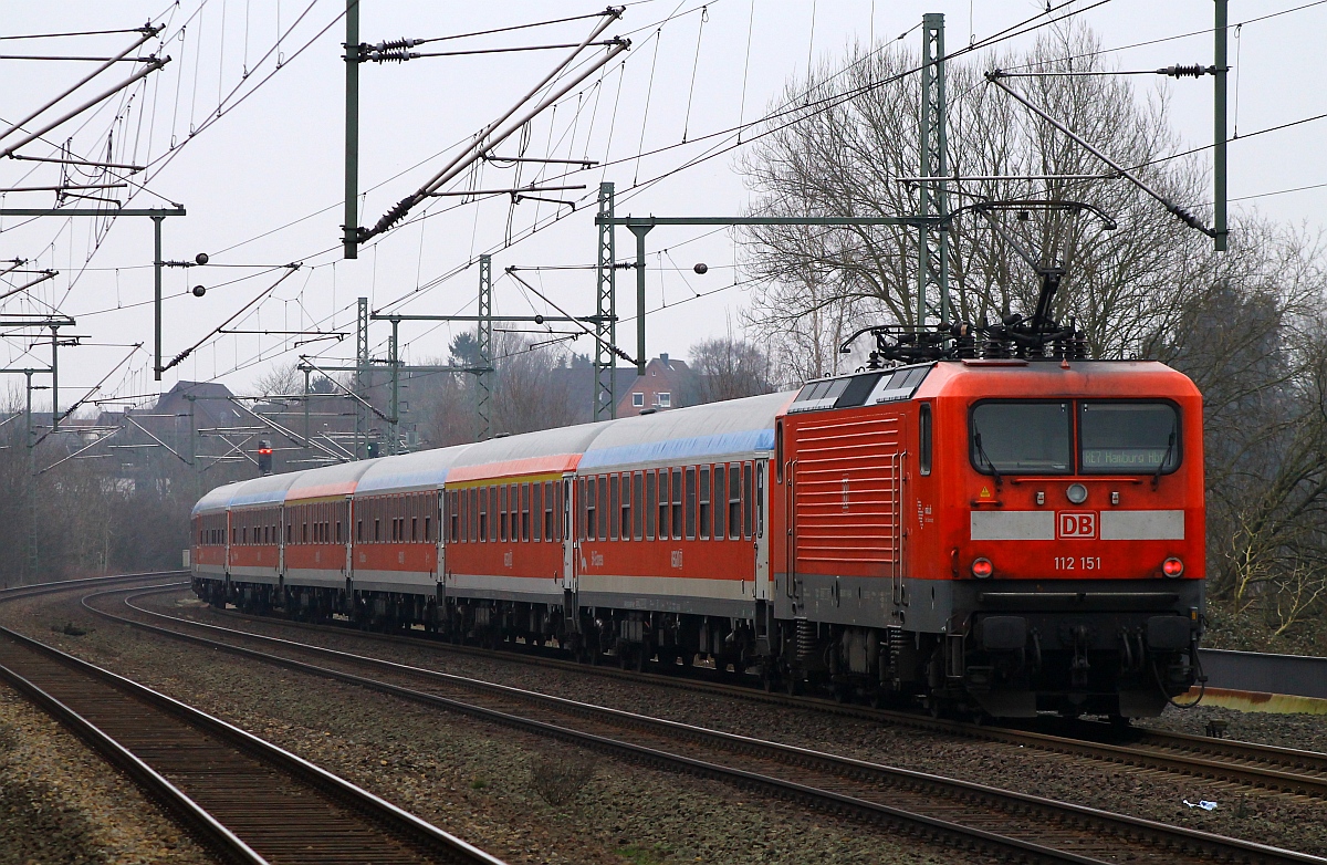 RE7 nach Hamburg mit Schublok 112 151 verlässt hier Schleswig. 15.02.2015