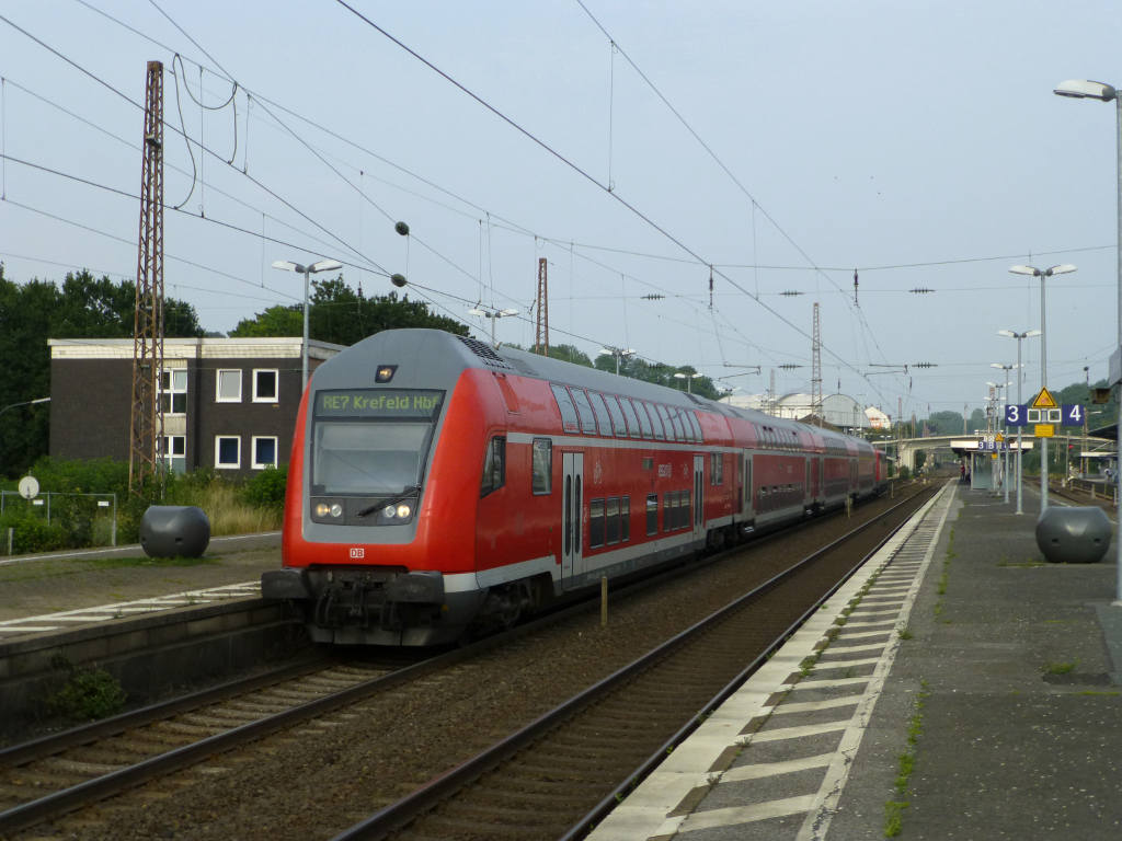 RE7 nach Krefeld Hbf in W-Oberbarmen, Bild vom 12.8.15.