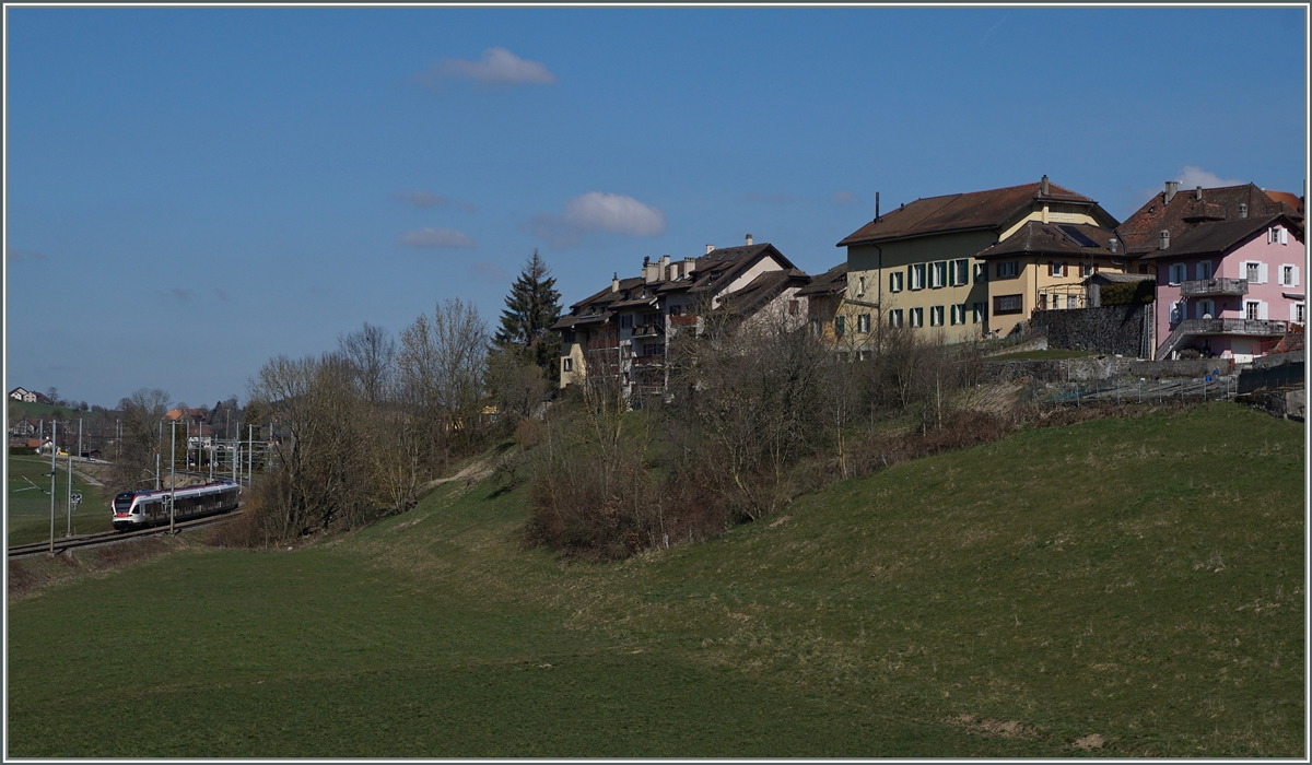 Rechts im Bild der Ort Puidoux - der Flirt links unten im Bild auf der Fahrt nach Palézieux hat den zum Ort gehörigen Bahnhof Puidoux Chexbres schon vor ein paar Minuten verlassen.
26. März 2016
