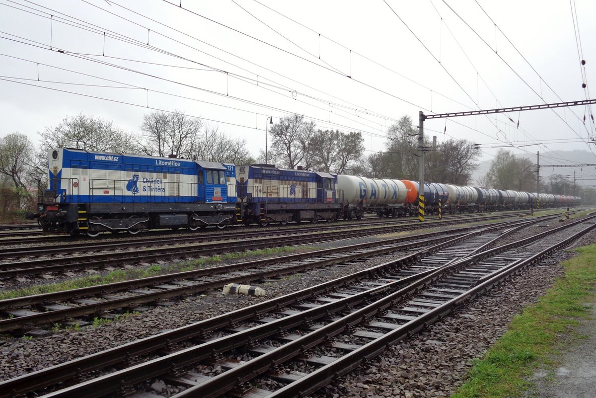 Regen und ein Kesselwagenzug mit CHT 740 721 waren in Decin-Vychod am 7 April 2017 anwesend. 