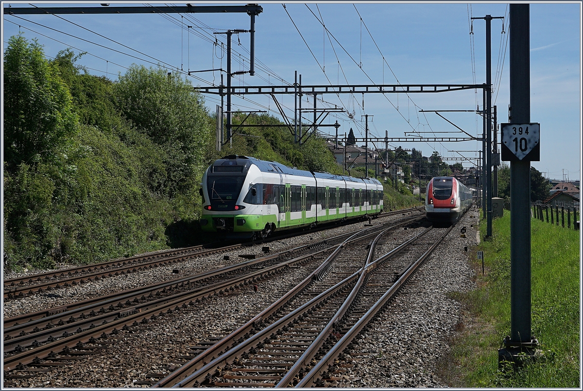 Reger Verkehr in Auvernier: Während ein traNs Flirt vom Val de Travers kommend Richtung Neuchâtel fährt, kommt aus der Gegenrichtung ein ICN nach Lausanne angefahren. 16. Mai 2017