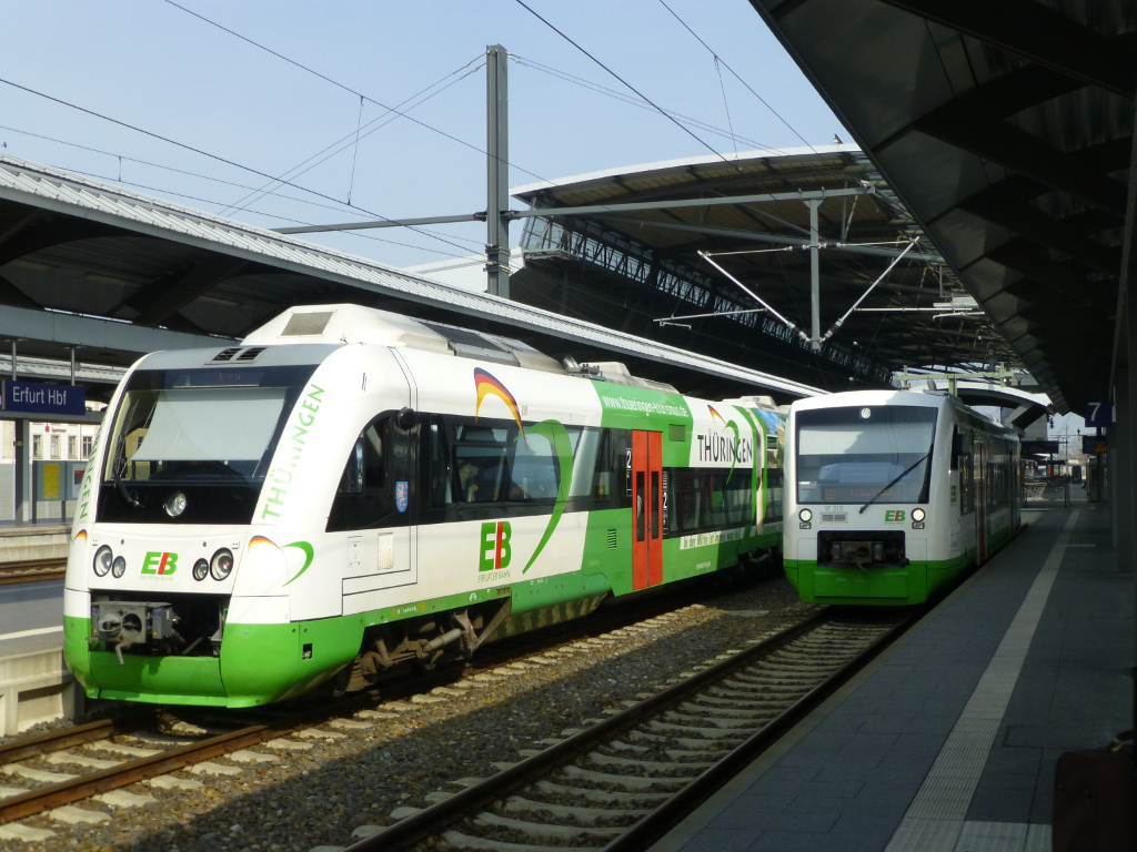 Regioshuttle VT 313 und der EB-Itino, der nach dem Verlust der Stammstrecke Kassel-Erfurt häufig auf der Linie Erfurt-Ilmenau unterwegs ist, im Westteil des Erfurter Hauptbahnhofs, 25.3.15.