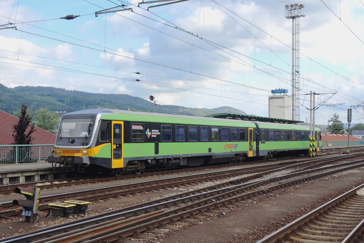 RegoJet 628 307 verlässt Decin hl.n. mit ein RE nach Usti-nad-Labem Strekhov am 10 Juni 2022.