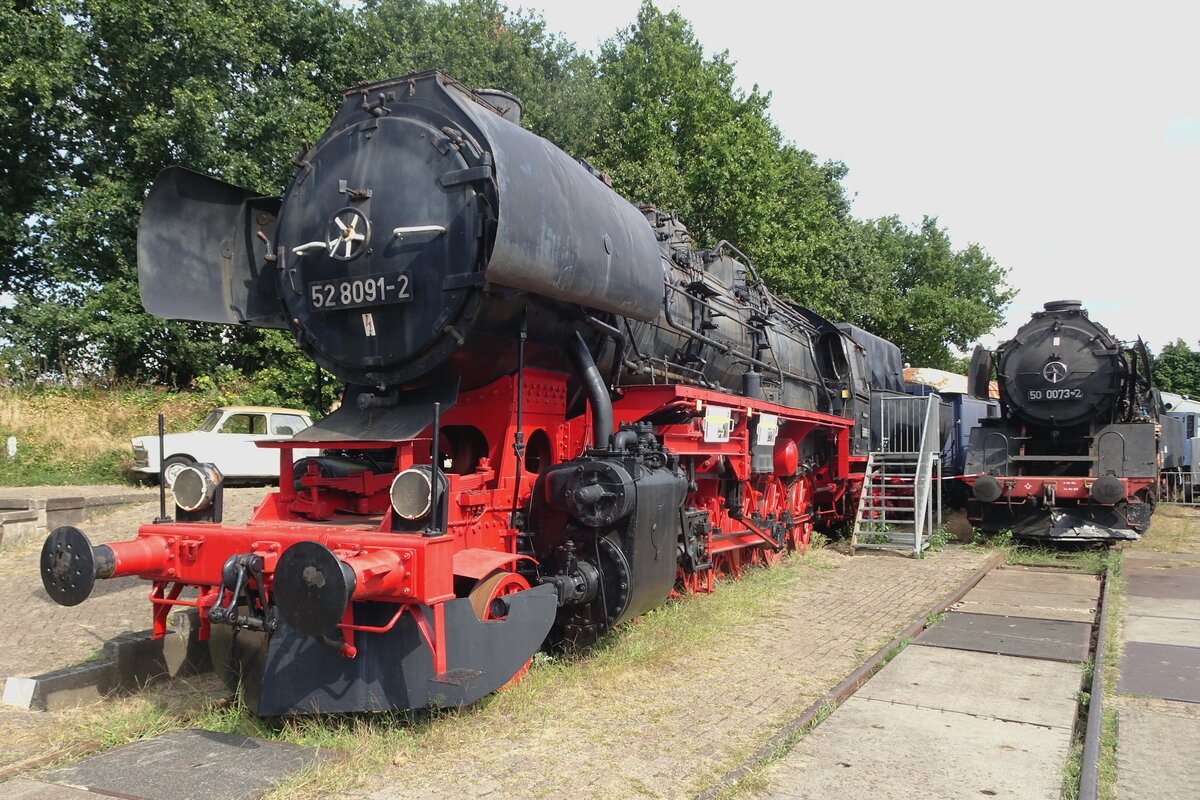 ReKo-Kriegslok 52 8091 steht bei der VSM in Beekbergen und wird vom Publikum 'inspektiert' während das Terug naar Toen Festival.