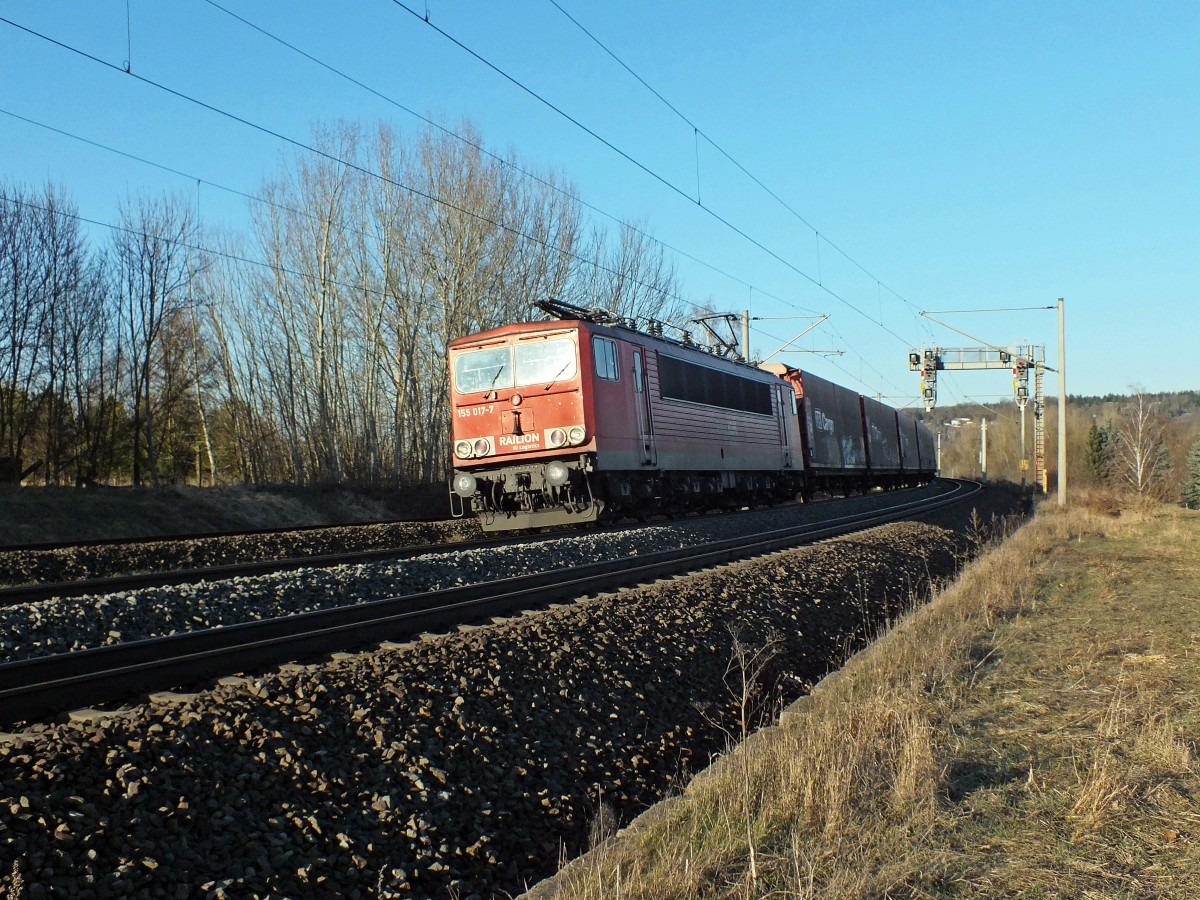 Relativ rar sind Gterzge in der Umgebung von Erfurt. 155 017 macht da eine Ausnahme, als sie am spten Nachmittag des 12.3.14 mit einem gemischten Gterzug durch Erfurt-Bischleben der Sonne entgegen fhrt.