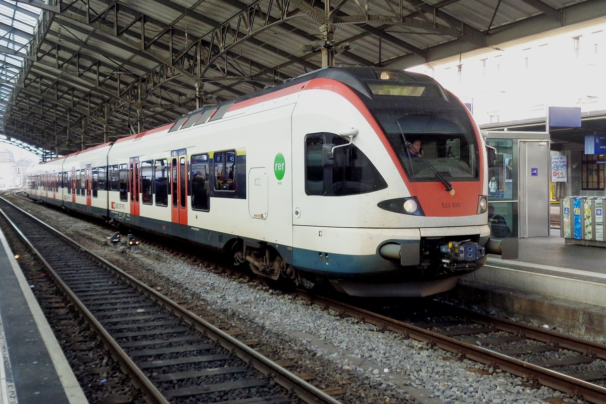 RER 523 020 steht am 31 Dezember 2018 in Lausanne.