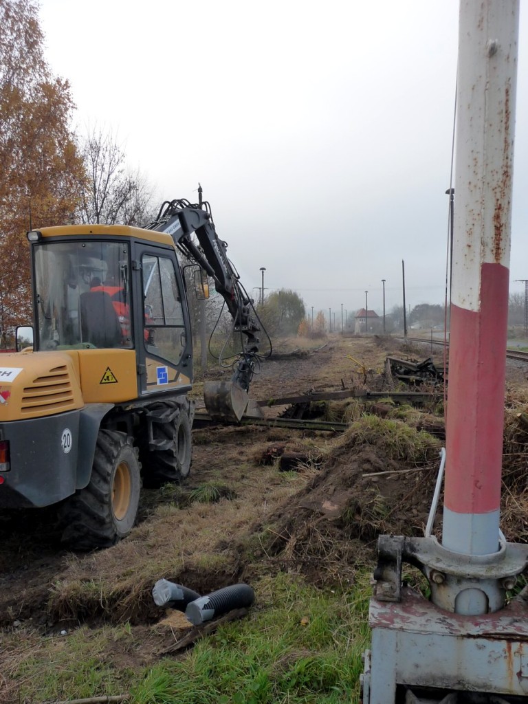 Reste vom früheren Ausziehgleis des Bahnhofs Vitzenburg am 08.11.2011. In dem Bereich wurde der neue Hp Reinsdorf (b Nebra) gebaut. (Foto: Klaus Pollmächer)