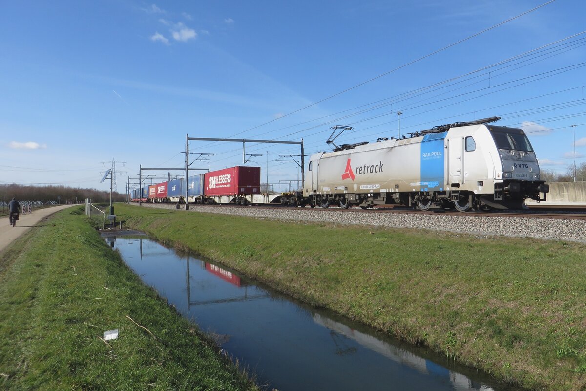 ReTrack 186 538 durchfahrt mit den Rzepin-KLV Valburg am 15 Mrz 2023.