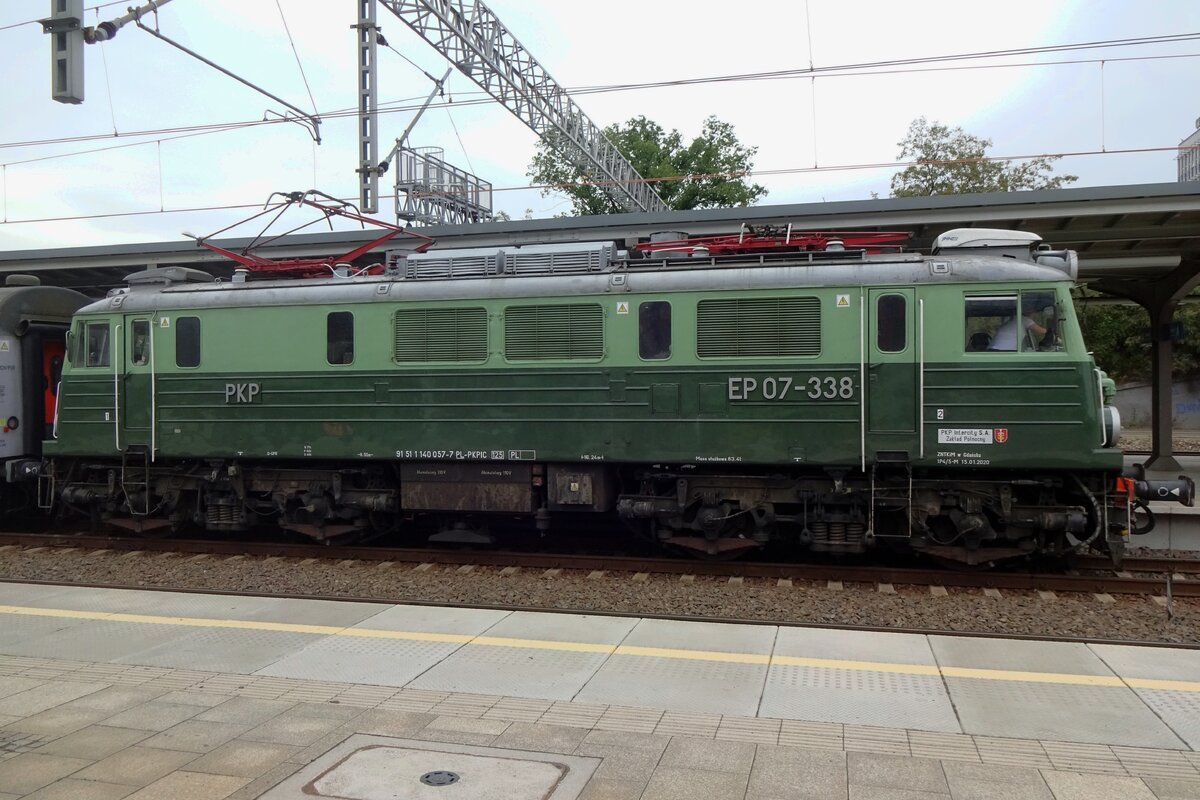 Retro in Poznan Glowny am Nachmittag von 22 Augustus 2021: EP07-338 ist wieder in Origginalfarben und steht in das ältere Teil des bahnhofs Poznans. Dieser Teil wird den Erdbodem gleichgemacht und die Gleisen 4-6 wirden neben den schön unter ein Betondach begrabene Gleisen 1-3 gesetzt, was das Ende der alter Bahnhof Poznan Glownys bezeichnet -und die möglichkeit, nette Bilder dort zu machen.