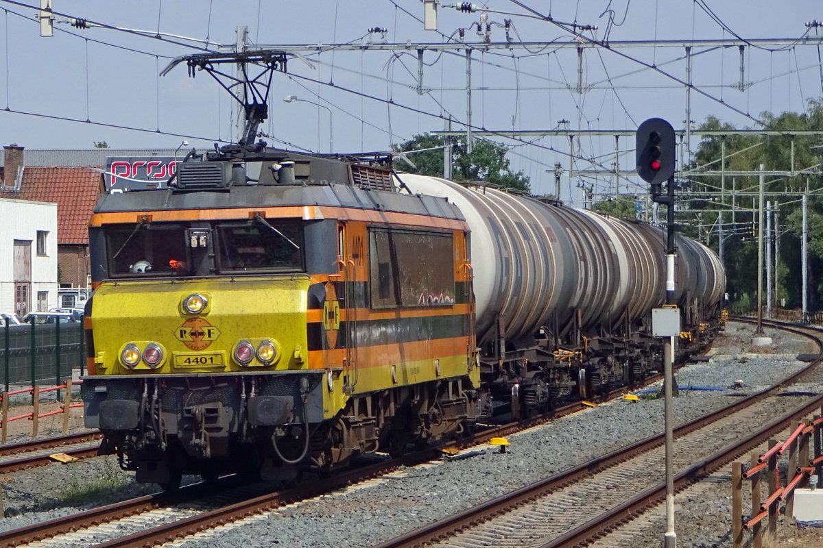 RF 4401 durcheilt mit ein GATX Ganzzug Barneveld Noord am 19 Juli 2019. 