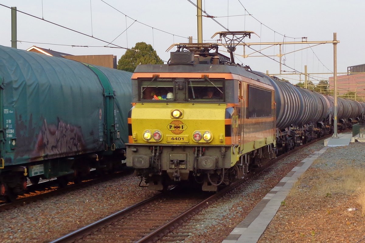 RF 4401 schleppt ein Kesselwagenzug durch Tilburg am 19 Juli 2018. 