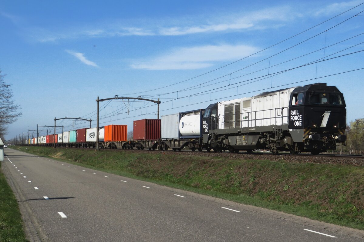 RFO 1605 durchfahrt mit ein Containerzug am Haken Roond am 30 März 2021.