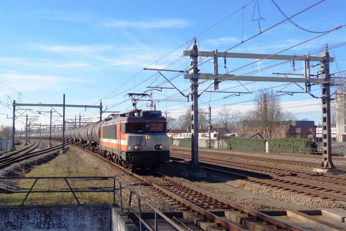 RFO 1828 zieht ein Kesselwagenzug durch Woerden am 24 Februar 2019. 