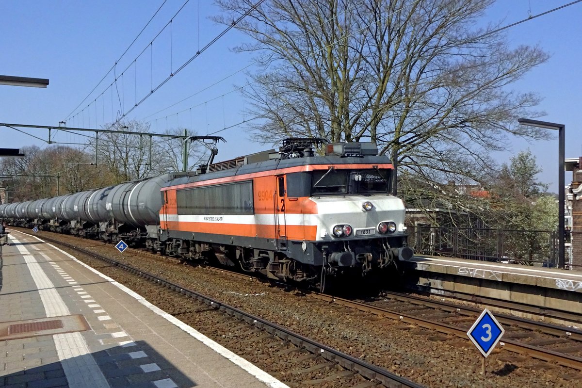 RFO 1831 -ex NS 1631, danach NS 1831, danach LOCON 9904- schleppt ein VTG-Kesselwagenzug durch Arnhem-Velperpoort am 27 Mrz 2020.