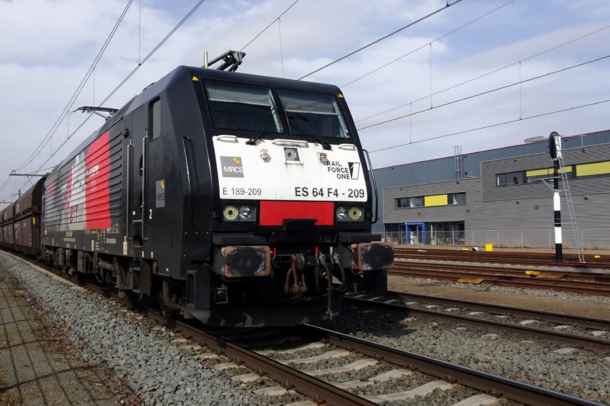 RFO 189 209 schlepptder Bottrop-Kohlezug durch Blerick am 16 März 2022.