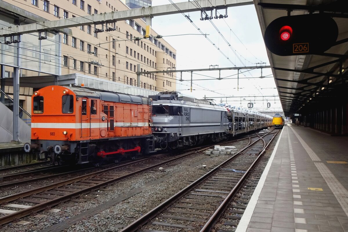 RFO 683 rangiert ein BLG-Ganzzug samt Ellok in Amersfoort am 25 Mai 2021.