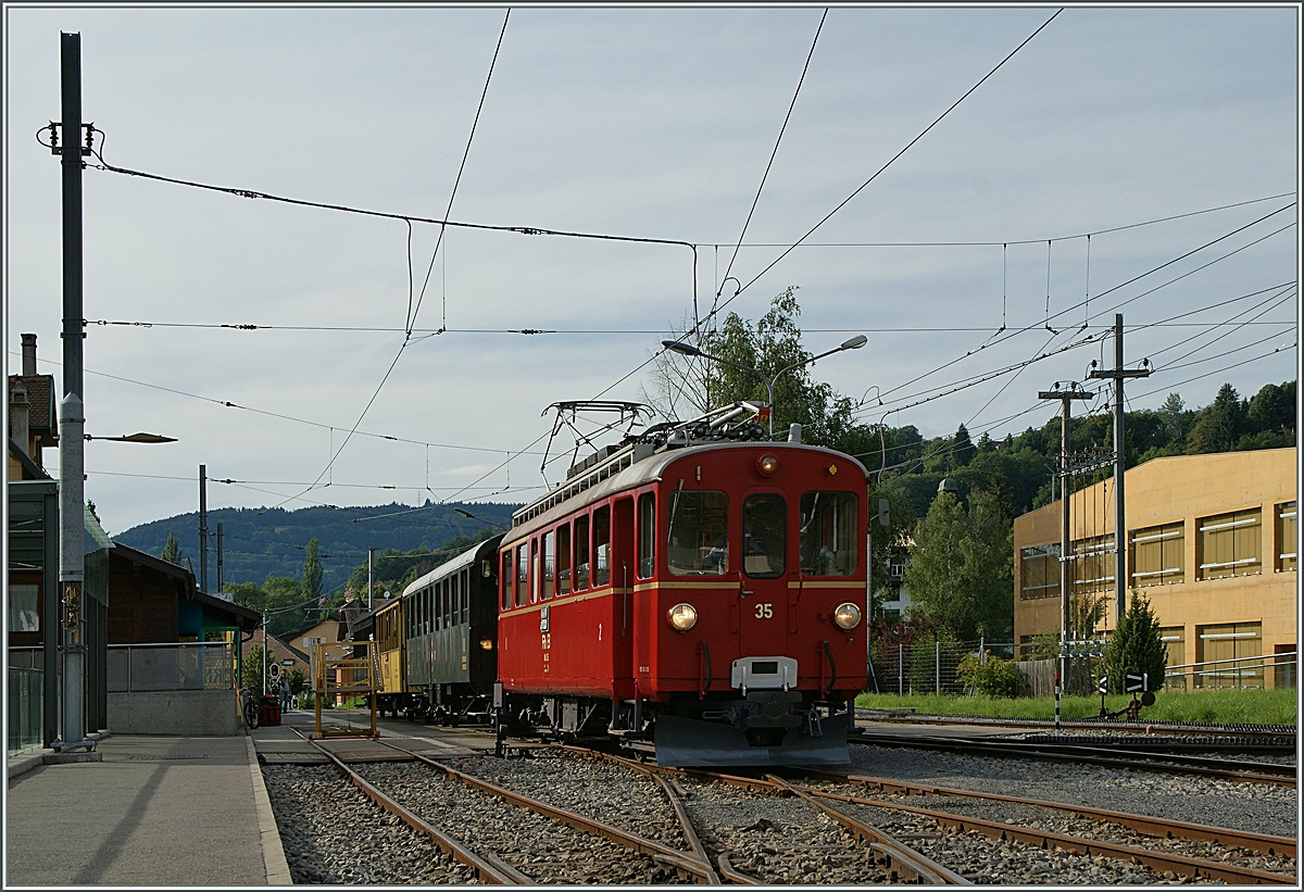 RhB ABe 4/4 N° 35 bei der Museumsbahn Blonay - Chamby in Blonay¨.
12.06.2011