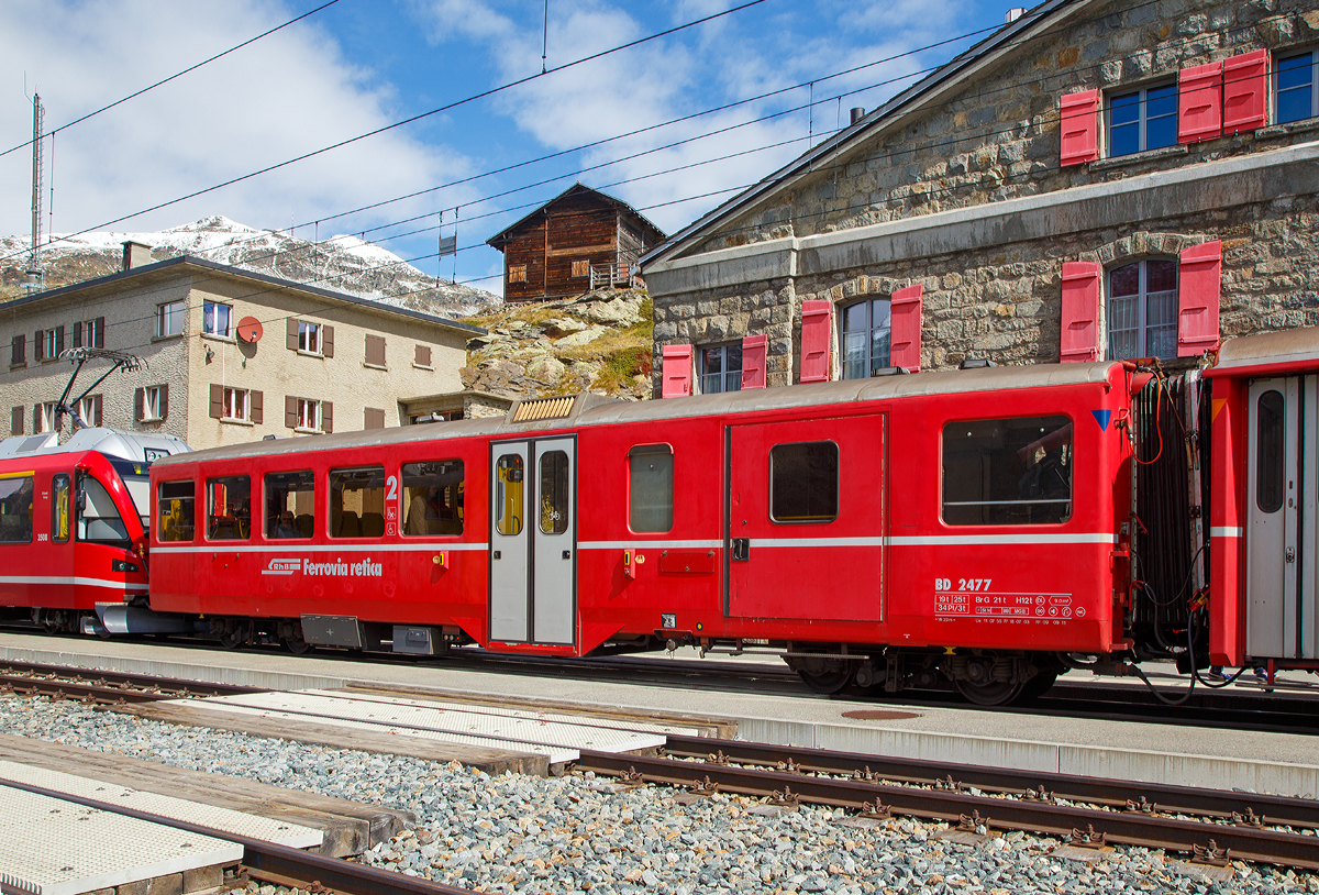 RhB BD 2477 ein verkrzter 2.Klasse Mitteleinstiegswagen mit Gepckabteil in leichter Stahlbauart, ex B 2334, ex B4 2334, am 13.09.2017 in der Station Ospizio Bernina im Zugverbund. Wegen der Steckengeometrie mssen auf der Berninalinie krzer Wagen, als auf dem Stammnetz, eingesetzt werden.

1956–1957, kurz nach Abschaffung der dritten Klasse, erhielt die RhB noch einmal 13 Leichtstahlwagen. Diesmal kamen die Wagen von SIG Neuhausen und wiesen aber viele Gemeinsamkeiten mit den Leichtmetallwagen frherer Bauart auf: Flgeltren, WC beim Mitteleinstieg, Stirnwandtren direkt im Personenabteil, gleicher Sitzteiler. Die Wagen waren aber 18.26 m lang, liefen auf SIG-Torsionsstab-Drehgestellen (System Frei). Die Wagen erfuhren verschiedene Umbauten zu Steuerwagen (BDt 1731), Pendelzugwagen, Velowagen und verkrzten Wagen (BD 2477–2478) fr die Berninalinie. Dabei erhielten sie auen bndige Schwenktren. 

TECHNISCHE DATEN:
Baujahr und Hersteller: 1956 - SIG
Spurweite: 1.000 mm
Anzahl der Achsen: 4
Lnge ber Puffer: 16.220 mm
Laufraddurchmesser: 750 mm
Drehgestellart: SIG Torsionsstab
Sitzpltze: 34
Eigengewicht: 19,0 t
Ladeflche: 9 m
Ladegewicht: 3
Max. Gesamtgewicht: 25 t
zulssige Geschwindigkeit: 90 km/h
Lauffhig: StN (Stammnetz) / BB (Berniabahn) / MGB (Matterhorn Gotthard Bahn)
