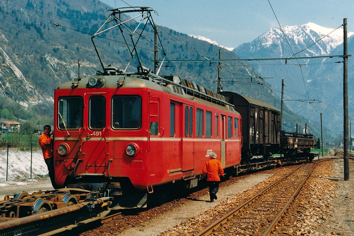 RhB:  BELLINZONA-MESOCCO-BAHN  Noch im April 1987 fanden beim Valmoesa-Werk zwischen Lumino und San Vittore Rangierfahrten mit dem BDe 4/4 491 statt.
Foto: Walter Ruetsch