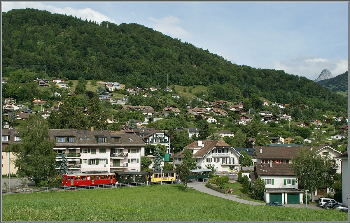 RhB Berninabahn ABe 4/4 N° 35 mit einm B-C Zug auf der Fahrt nach Vevey kurz nach der Bahnhof von Blonay
12. Juni 2011