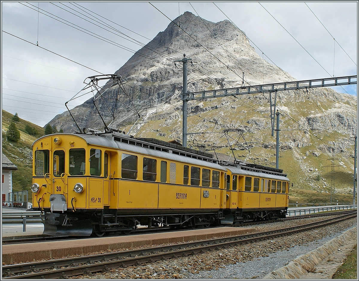 RhB (Berninabahn) ABe 4/4 No 30 und No 34 in Bernina Lagalp.
17. Sept. 2009