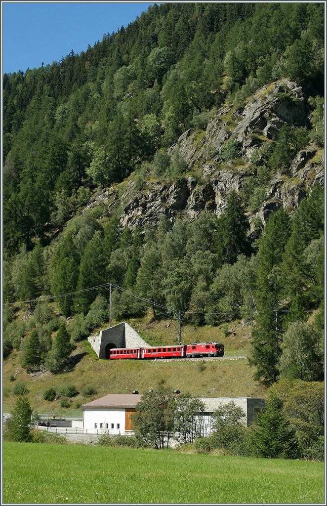 RhB Ge 4/4 II mit einem RE zwischen Zernez und Sagliains. 13. Sept. 2011