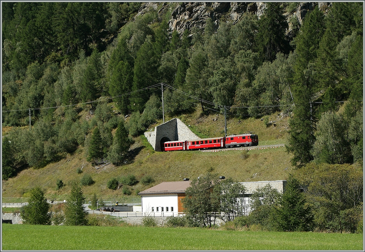 RhB Ge 4/4 II mit einem RE zwischen Zernez und Sagliains.
13. Sept. 2011