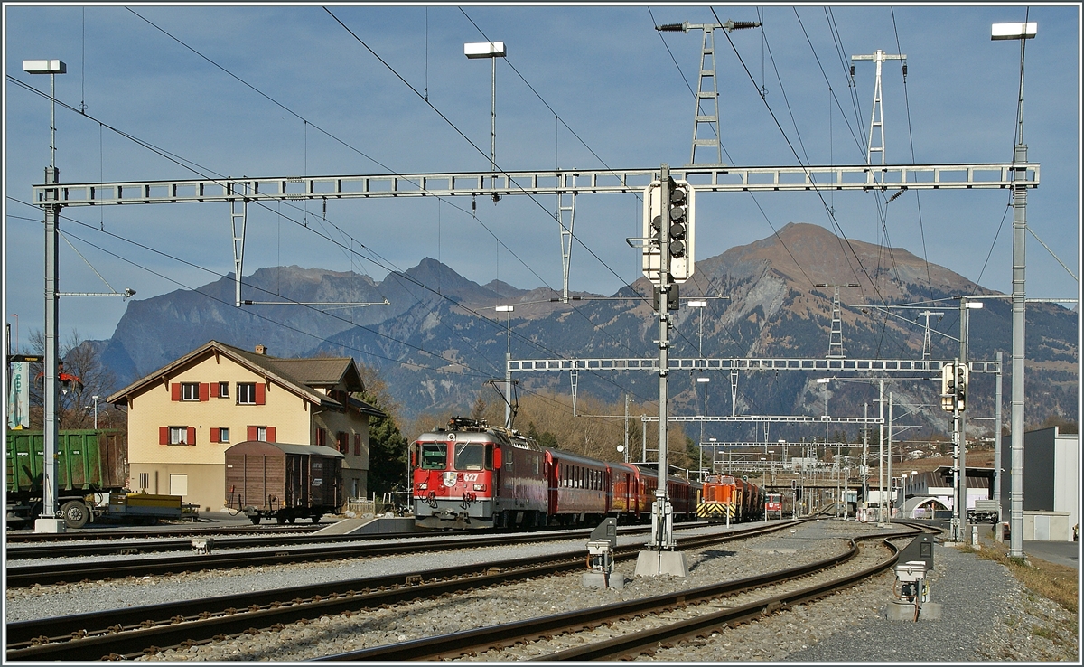 RhB Ge 4/4 II mit einem RE von Scuol nach Disentis beim Halt in Untervaz.
1. Dez. 2011