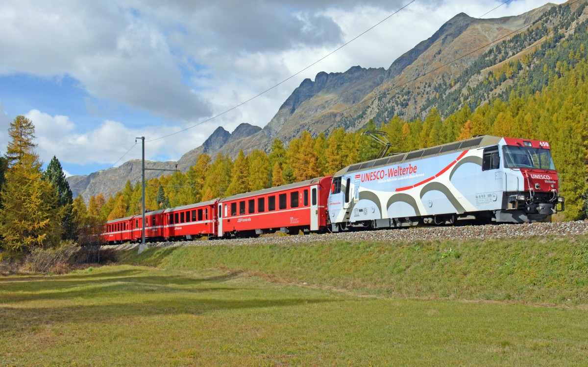 RhB Ge 4/4 III 650  UNESCO  mit RE 1133 Chur - St.Moritz am 10.10.2015 zwischen Spinas und Bever