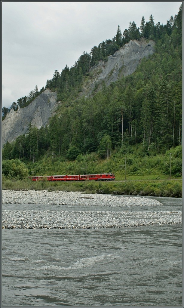 RhB RE in der Rheinschlucht bei Versam Safien.
13. August 2010