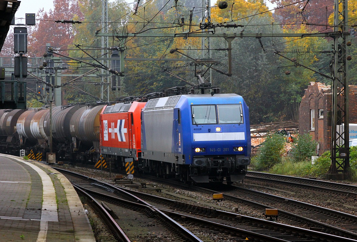 RHC 145-CL 201(145 097-2, REV/Fw519/13.07.09, Verl/113/10.07.16) und RHC 6185 587-3(REV/MGW/15.10.13) rumpeln hier mit einem Öler durch Hamburg-Harburg. 28.10.2015