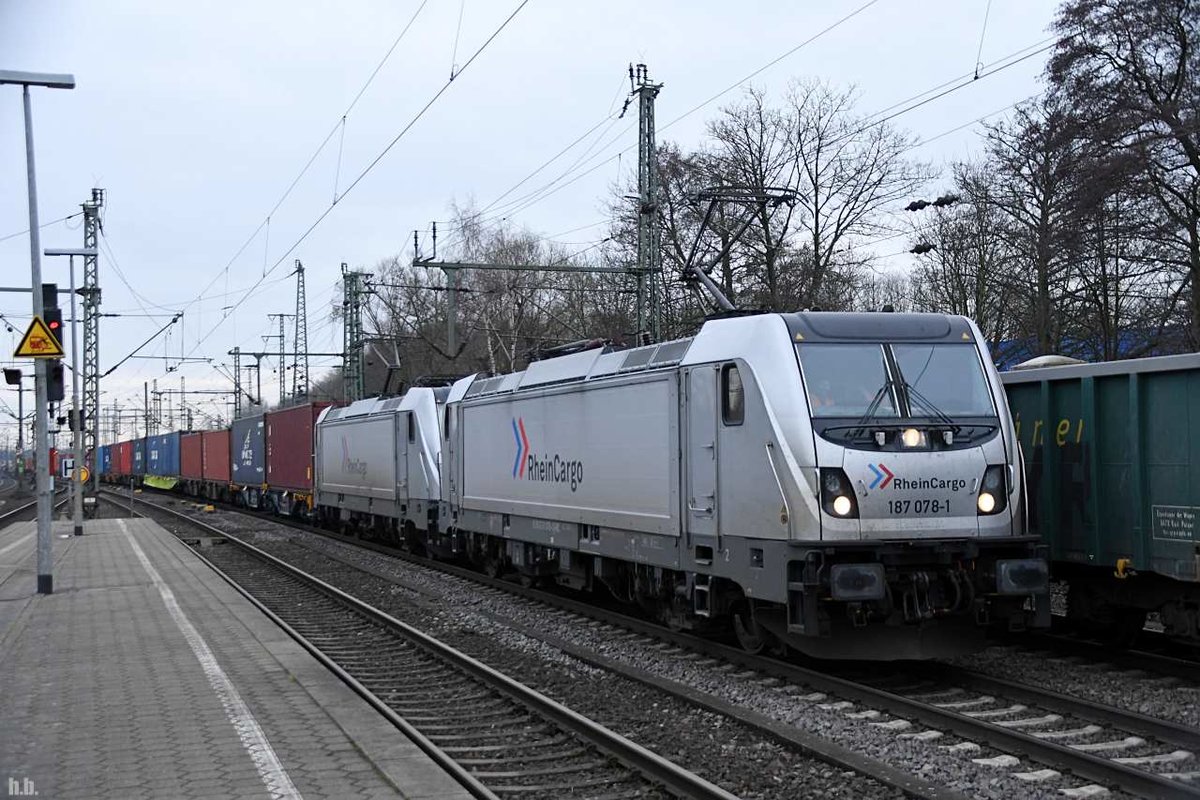 RHC 187 078-1 und RHC 187 076-5 zogen einen containerzug durch hh-harburg,23.01.21 