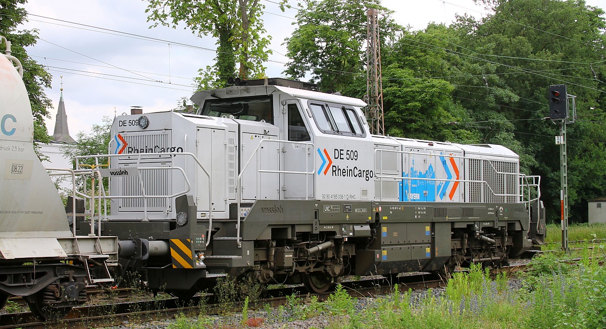 Rhein Cargo DE 509 oder 4185 038-1 wartet mit ihrem Kalkzug in Ratingen-Lintorf auf Ausfahrt 10.06.2022