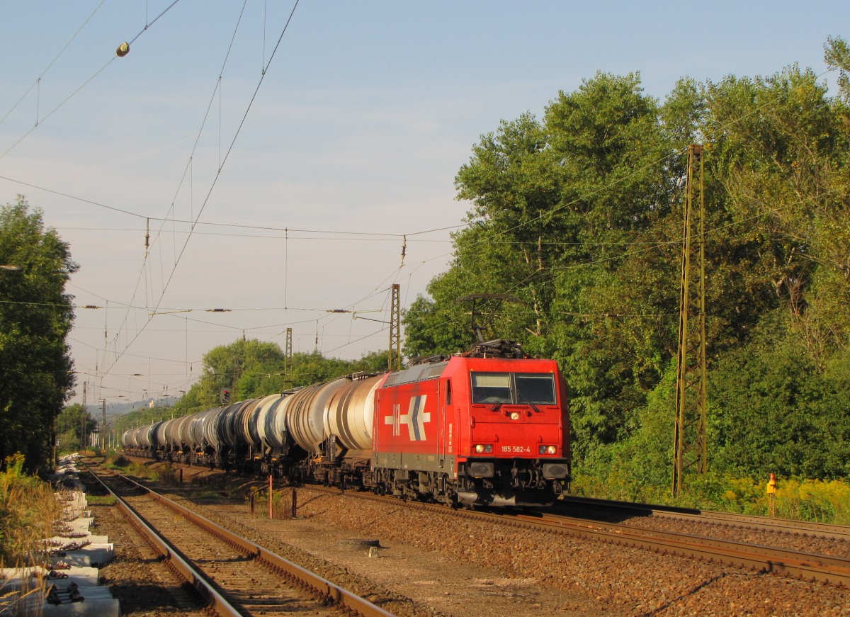 Rheincargo 185 582-4 mit Kesselwagen Richtung Gro�korbetha, am 07.09.2013 in Naumburg Hbf.