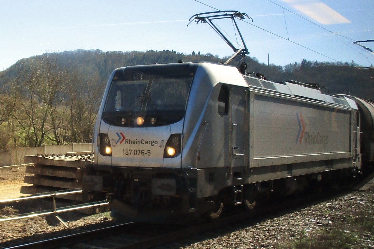 RheinCargo 187 076 steht am 27 Mrz 2017 in Ediger-Eller.