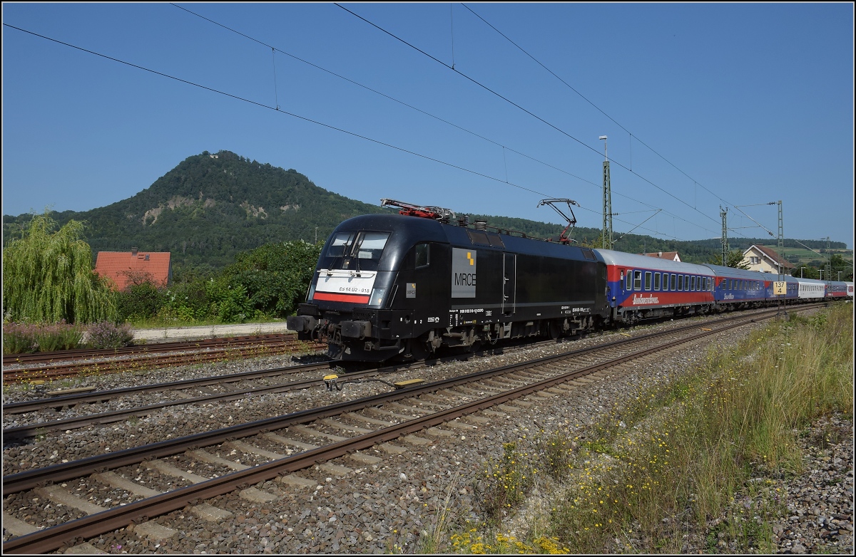 Rheintalumleiter im Hegau.

Der Autozug nach Lörrach kam recht spät eingetrudelt. Hier gezogen vom Ochsen 182 512 der MRCE. Im Hintergrund der Hohenhewen, mit 848 m der höchste Hegauvulkan.
 
Welschingen, August 2021.