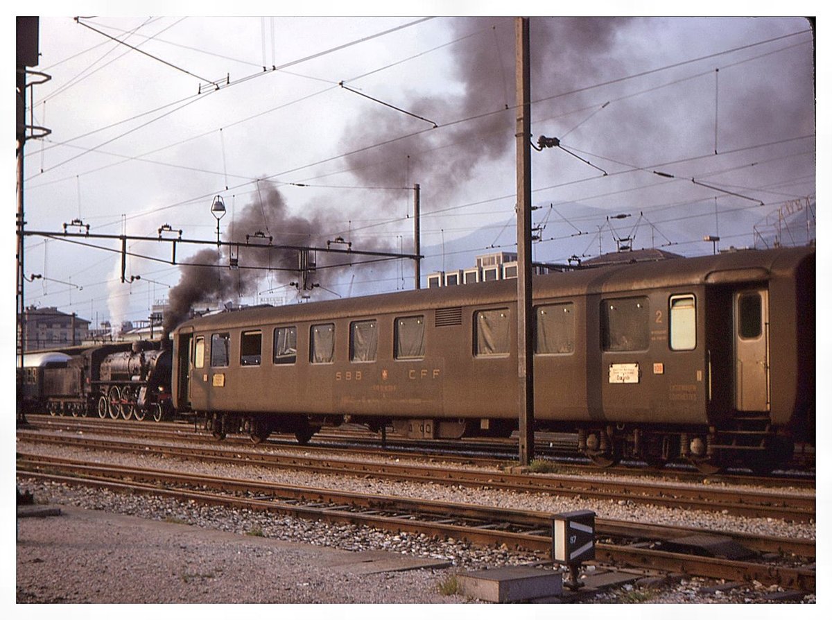 RIC Wagen Bauart Schlieren: Der Couchettes-Wagen Bc 51 85 59-80 024 im Kurs Chiasso - Oostende in Chiasso, 14.September 1970 