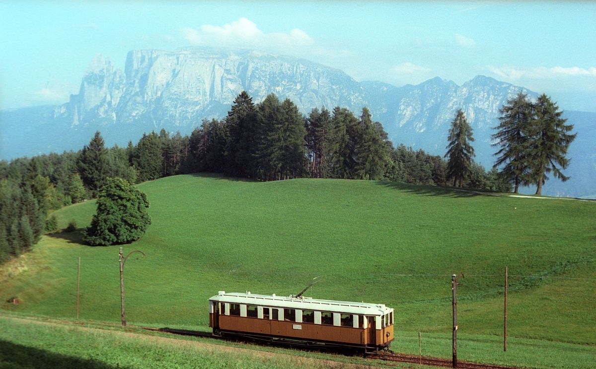 Rittnerbahn Tw 2 Rappersbhl 14.9.1983. Im Hintergrund der Schlern