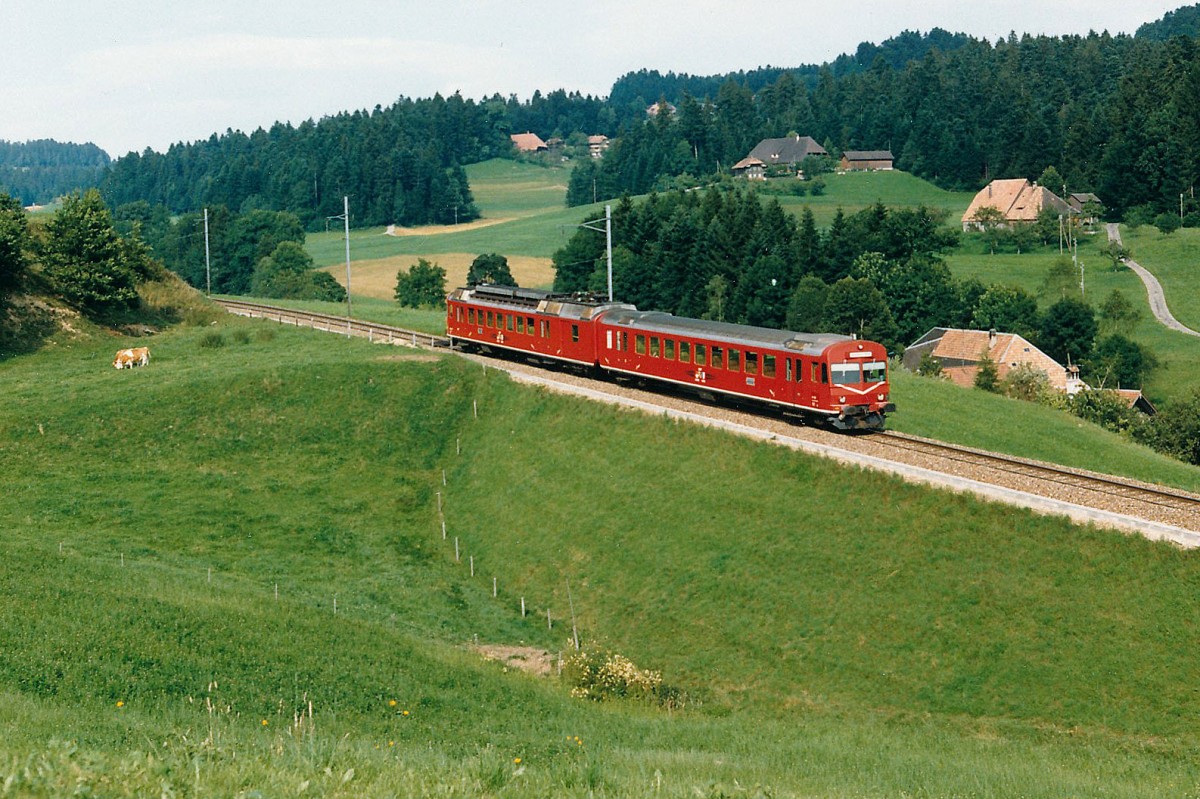 RM/VHB: Abschied von den RBDe 4/4-Pendel die whrend vielen Jahren das Bild der ehemaligen SMB, EBT, VHB, RM sowie seit der Fusion der BLS prgten. Sie wurden im Jahre 1973 in den Betrieb genommen. EBT 221-226, VHB 261 und SMB 281. Im August 1983 wurde ein RBDe 4/4-Pendel bei Griesbach in der herrlichen Emmentalerlandschaft im Bilde festgehalten. Die Teilstrecke Sumiswald-Grnen - Huttwil wurde im Jahre 2010 auf Busbetrieb umgestellt.
Foto: Walter Ruetsch