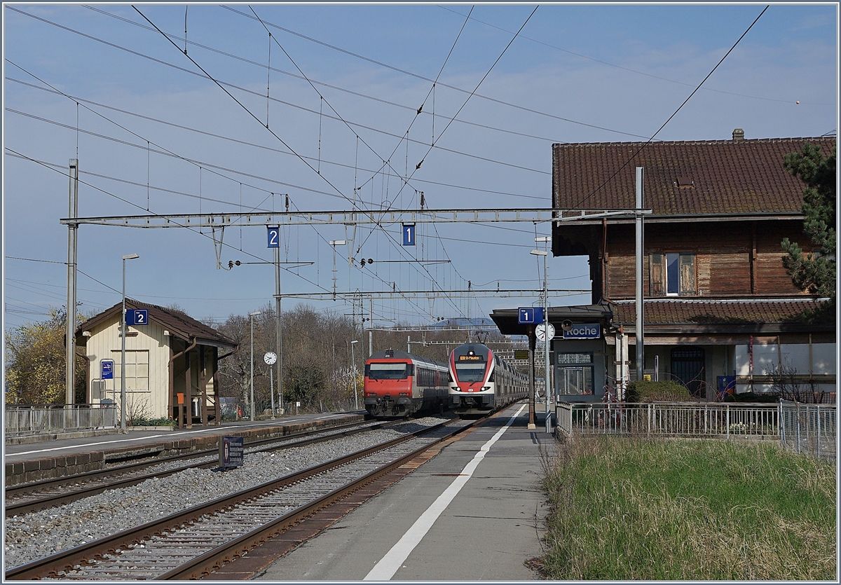 Roche VD, eine kleine Landstation zwischen Villeneuve und Aigle, an welcher fast keine Züge halten. Durch das nahegelegen neue Spital vergrössert sich jedoch die Gemeinde und so ist mittelfristig vorgesehen die von Lausanne kommenden RER bis nach Aigle zu verlängern und somit Roche VD wieder regelmässige zu bedienen. 

Im Bild ein IR 90 nach Genève und ein RABE 511 nach St-Maurice.

17. März 2020