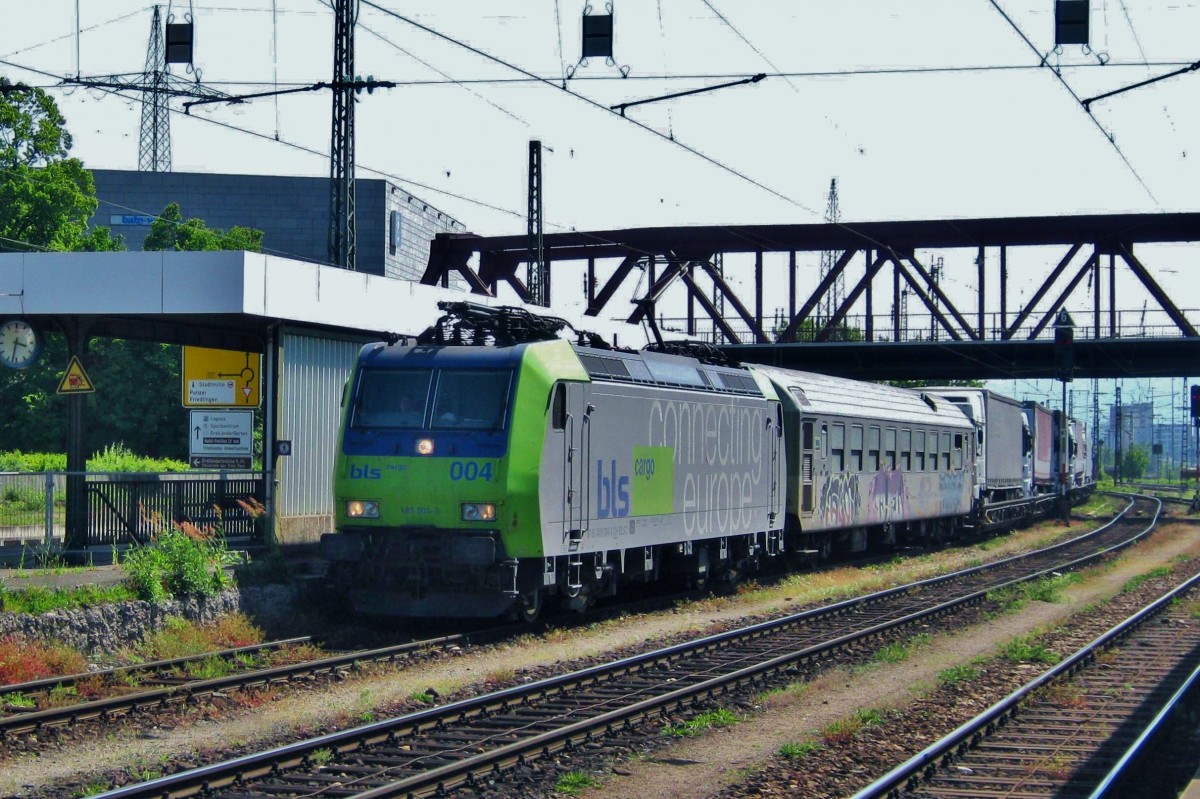 RoLa mit BLS 485 004 donnert durch Weil-am-Rhein am 22 September 2010. 