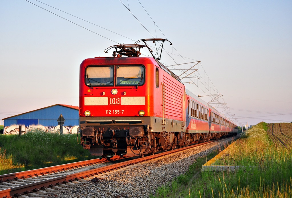 Rostock hat aus Kiel einige Loks der BR 112 erhalten.Unteranderem die 112 155,einen ihrer ersten Einsätze absolvierte die Lok am 20.05.2014 mit einem Kreuzfahrersonderzug nach Berlin.Ihre Rückfahrt nach Warnemünde wurde in Gragetopshof festgehalten.