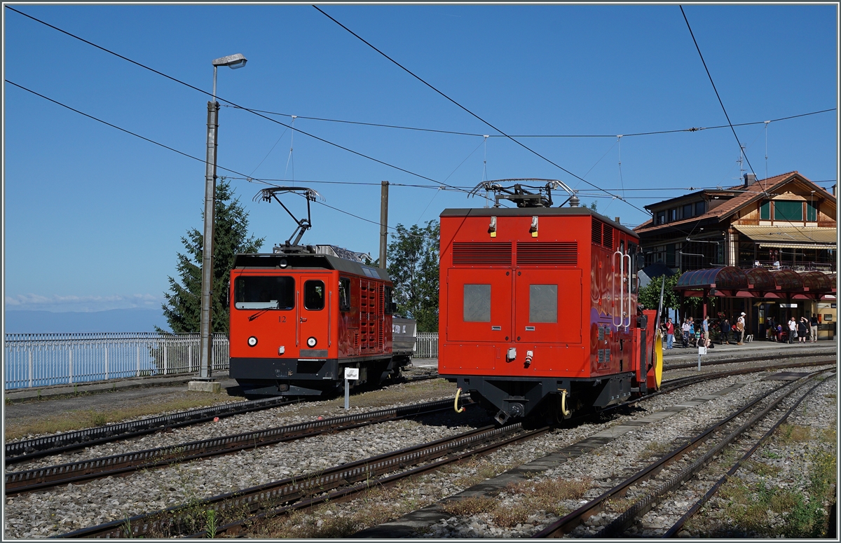  Rote Kltze  in Glion: Links die Hem 2/2 12 als Schiebelok fr einen Gepckzug Richtung Rochers de Naye und recht wartet die X Rot N 4 auf den nchsten Winter. 3. Juli 2016