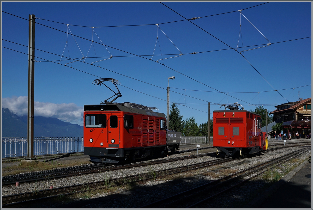  Rote Klötze  in Glion: Links die Hem 2/2 12 als Schiebelok für einen Gepäckzug Richtung Rochers de Naye und recht wartet die X Rot N° 4 auf den nächsten Winter.
3. Juli 2016 