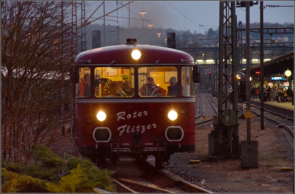 Roter Flitzer in Konstanz. Die Garnitur mit 798, 796 und 998 wird bereitgestellt, um die Weihnachtsmarktbesucher am Abend wieder nach Hause zu bringen. Konstanz, Dezember 2017.