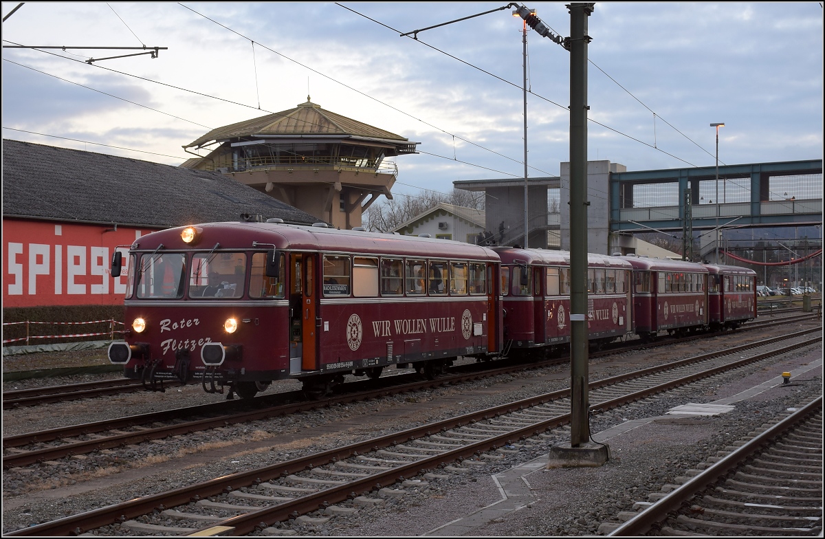 Roter Flitzer in Konstanz. Die Garnitur mit 798, 796 und 998 wartet auf den Einsatz, um die Weihnachtsmarktbesucher am Abend wieder nach Hause zu bringen. Konstanz, Dezember 2017.