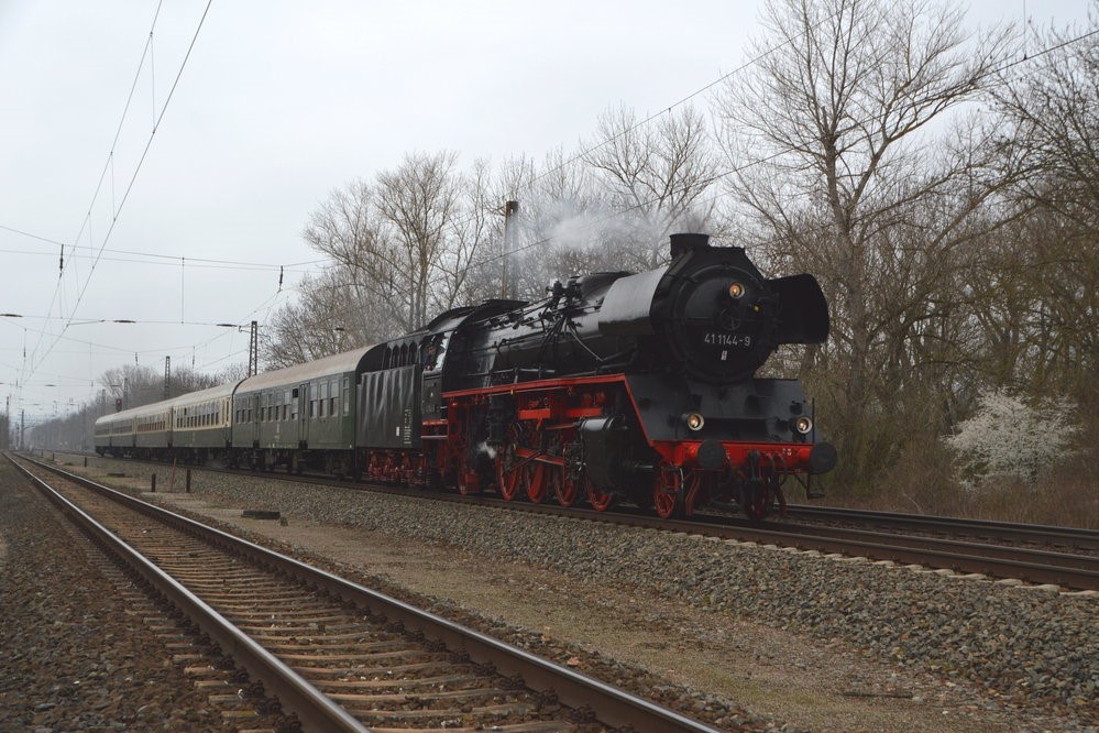  Rotk�ppchen-Express I  am 24.03.2019. Auch 2019 verkehrte der Rotk�ppchen- Express von Bahn Nostalgie Th�ringen. Dieses Jahr erstmals ab Neustadt (Orla) via Gera - Camburg - Naumburg (S) nach Freyburg (U). Wie immer am Zug die 41 1144 der IGE Werrabahn Eisenach e.V.. Einfahrt des RC 16992 in Naumburg (S) Hbf.