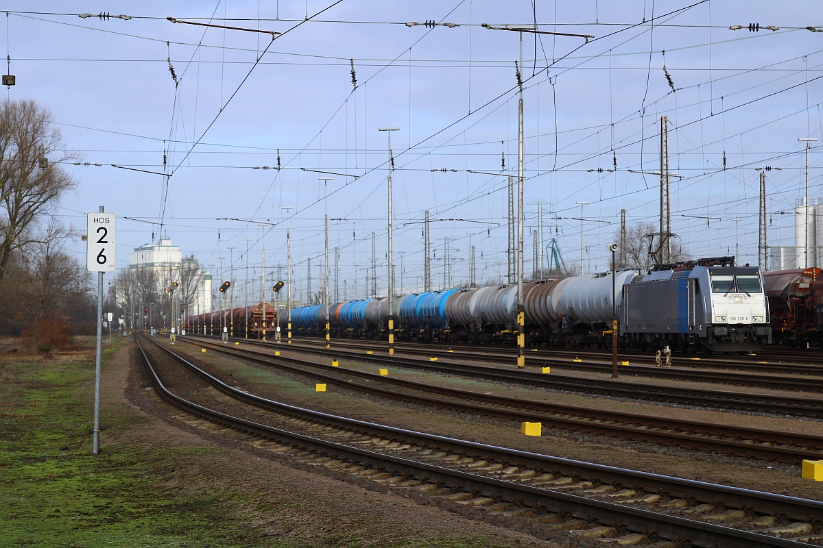 RP 186 298-6 i.E für Captrain mit langem Öler wartet auf Ausfahrt. Hamburg Hohe Schaar 15.01.2022 II
