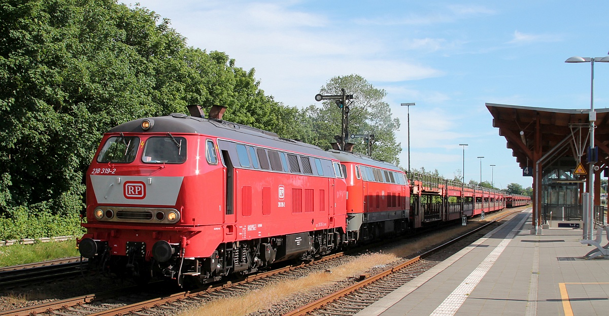 RP 218 319 und DB 218 379 mit Reserve-Sylt-Shuttle im Bhf Niebüll. 21.06.2020